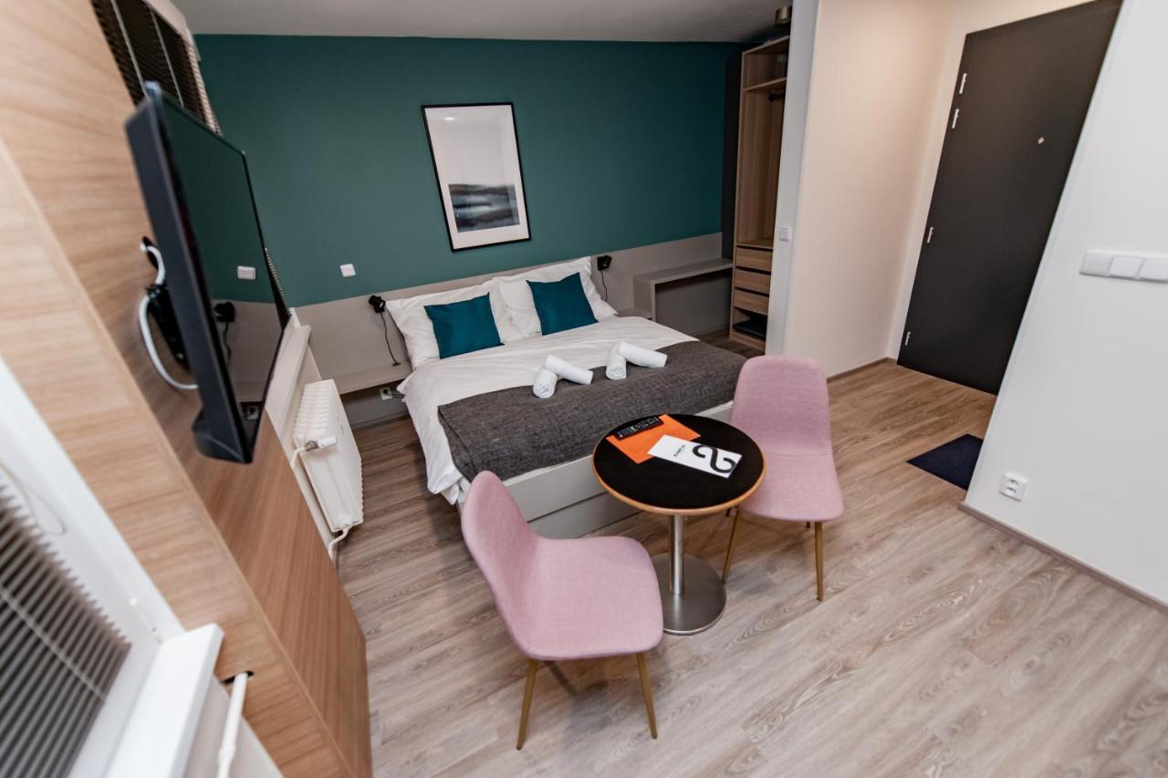 Apartments 4U: Kampus Upstairs Hradec Kralove Bagian luar foto