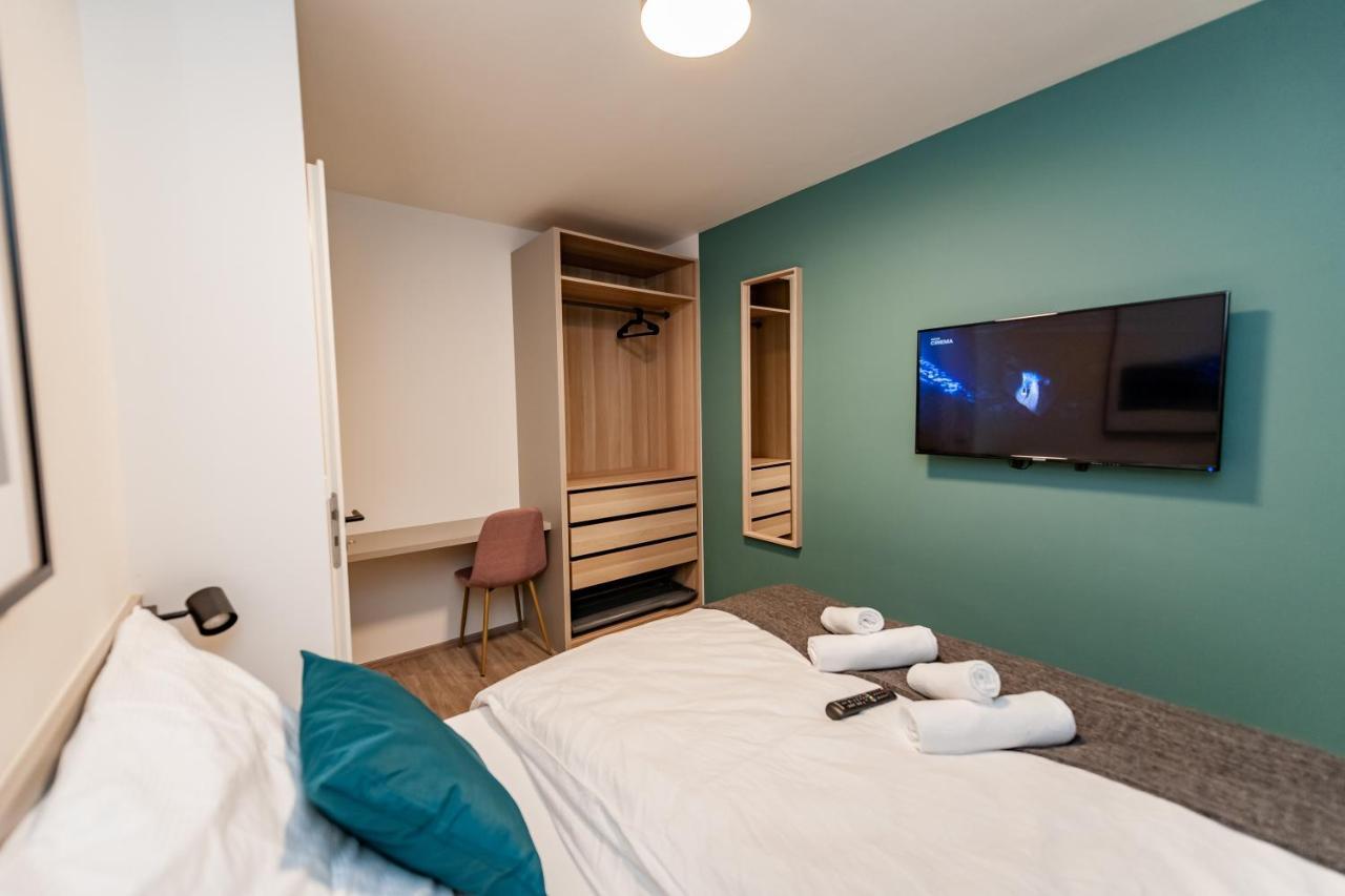 Apartments 4U: Kampus Upstairs Hradec Kralove Bagian luar foto